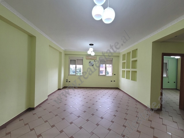 Apartament 1+1 me qira ne rrugen Gjon Muzaka ne Tirane.
Ndodhet ne katin e dyte te nje pallati te r